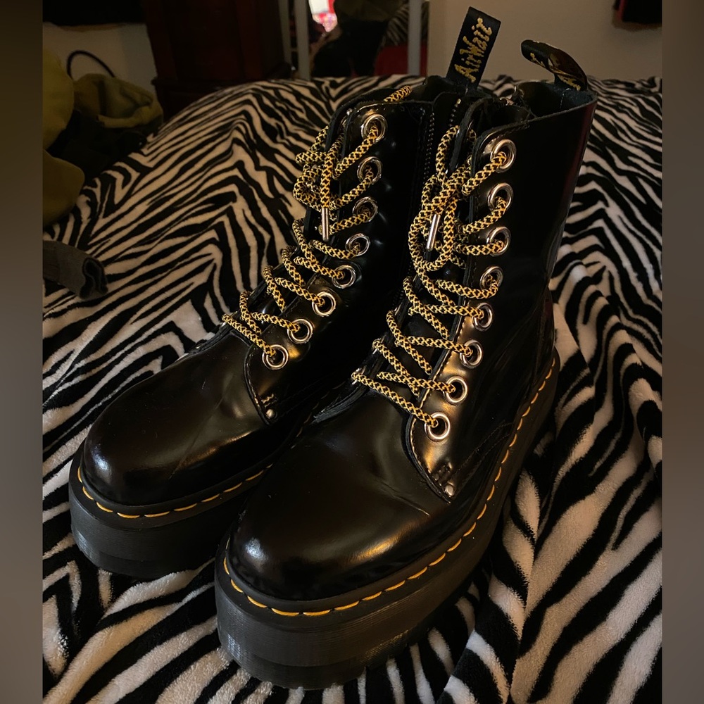 Platform Dr. Martens boots